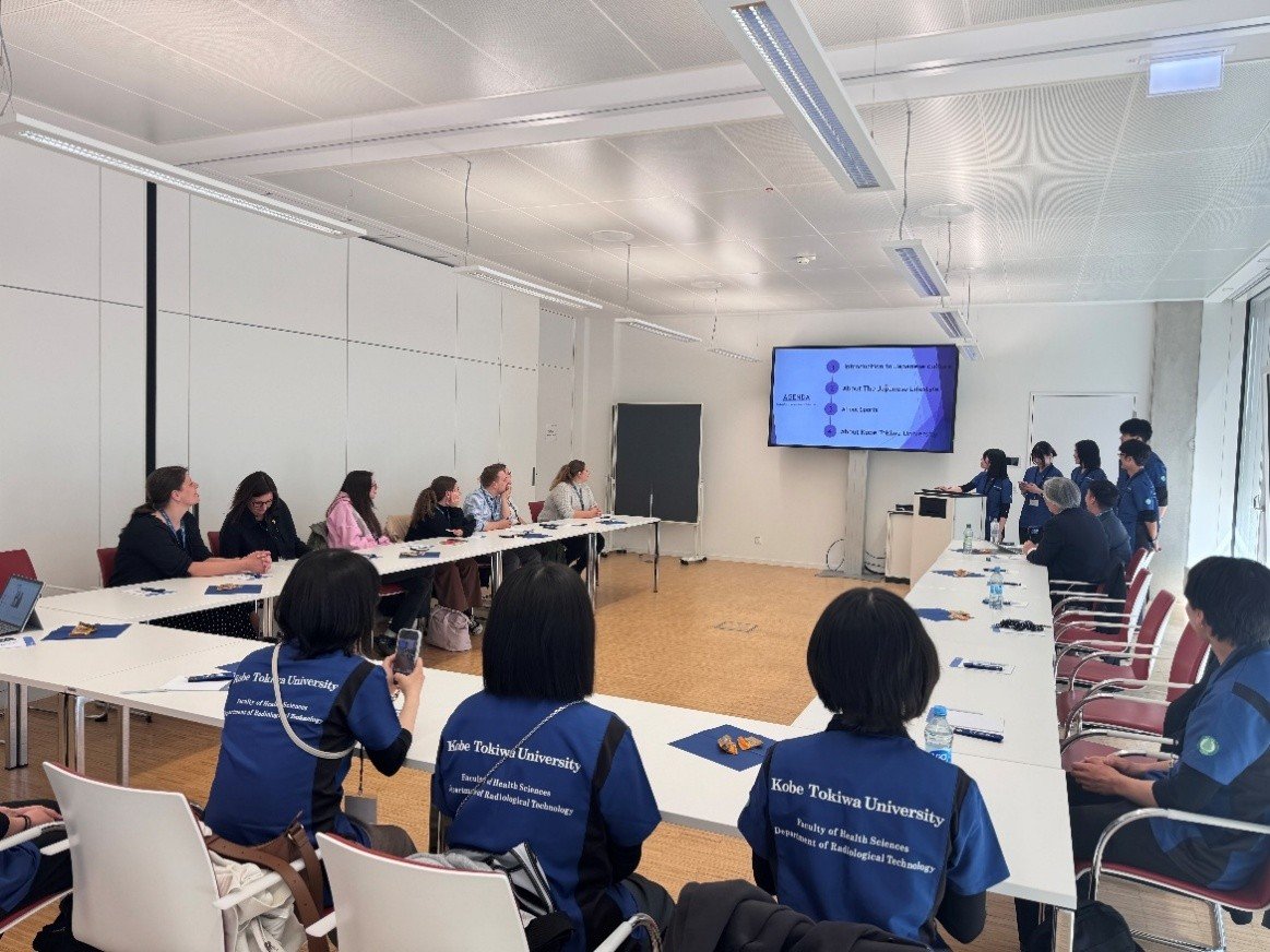 学生がプレゼンテーションを行う様子