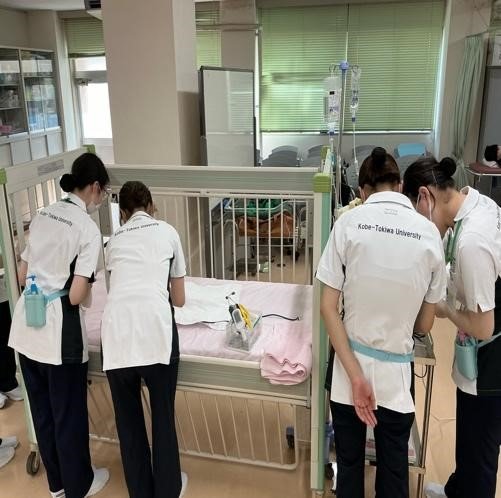 【看護学科】卒業生と共に演習授業をしています