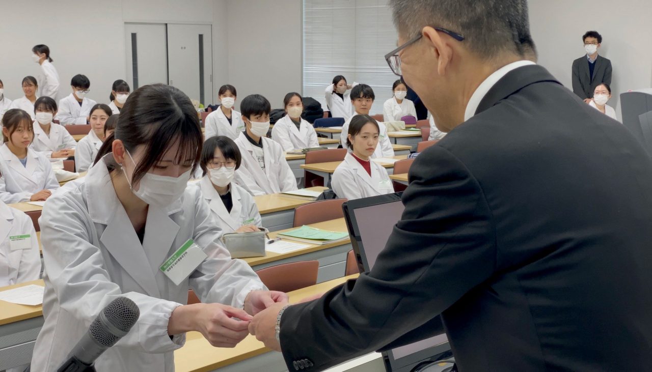 合格者名が読み上げられ各自へ授与