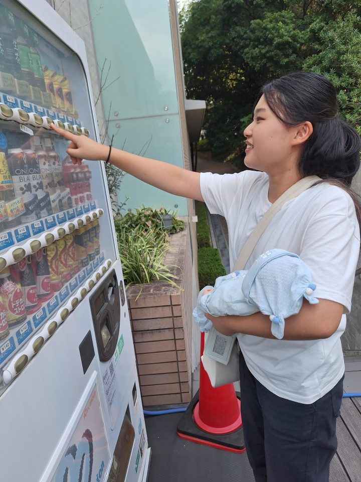 【こども教育学科】乳児保育の授業で赤ちゃん抱っこ体験をしました