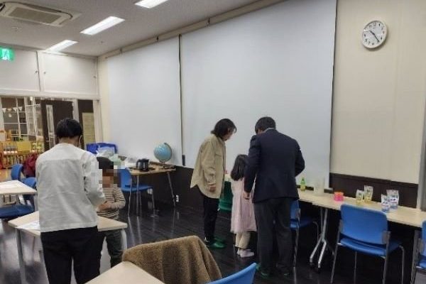 【地域交流センター】公開講座「身近なものでｐHを測ろう」を子育て総合支援施設KITで開催しました