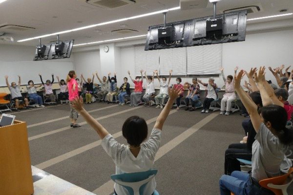 【地域交流センター】公開講座「笑いヨガ」を学内で開催しました