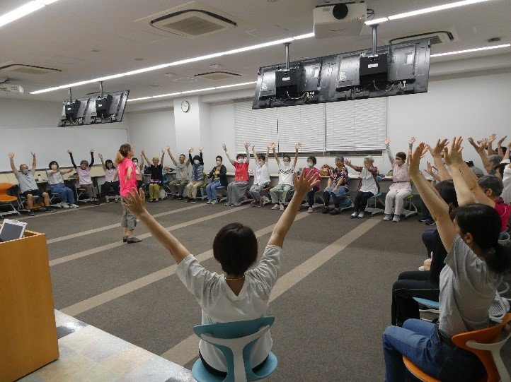 【地域交流センター】公開講座「笑いヨガ」を学内で開催しました
