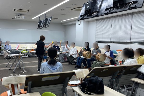 【地域交流センター】公開講座「高齢者に対する音楽療法」を学内で開催しました