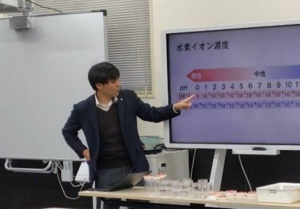 【地域交流センター】公開講座「身近なものでｐHを測ろう」を子育て総合支援施設KITで開催しました