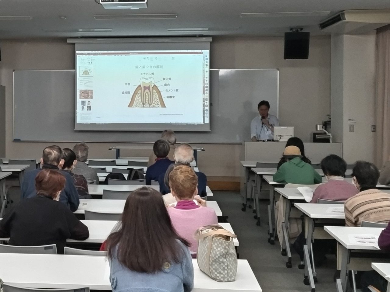 【地域交流センター】公開講座「耳順（したが）う年齢からの口の中」を学内で実施しました。