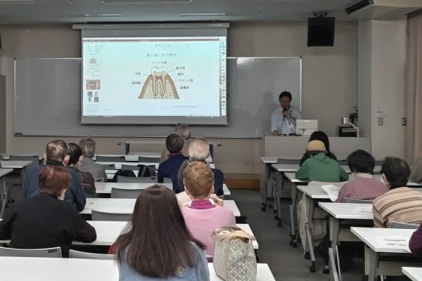 【地域交流センター】公開講座「耳順（したが）う年齢からの口の中」を学内で実施しました。