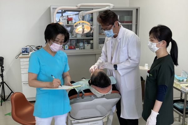 神戸常盤大学歯科診療所は神戸市より委託を受けオーラルフレイル予防のための「健口トレーニング」事業を実施します。