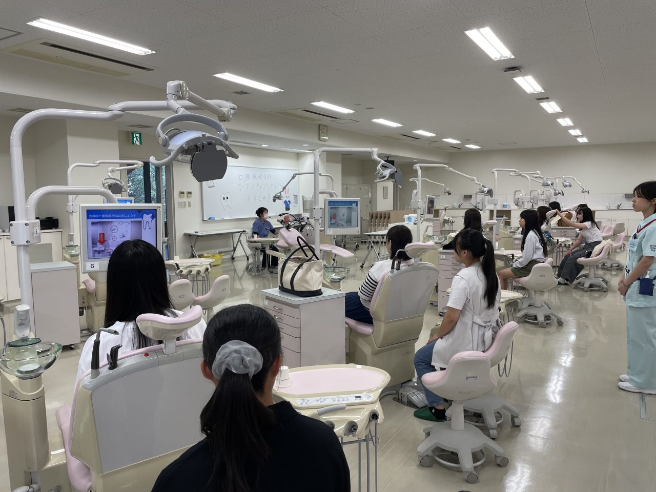 口腔保健学科の体験学習の様子