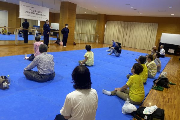 【地域交流センター】公開講座「100才まで動ける！古武術に残る身体の使い方」を学内で開催しました
