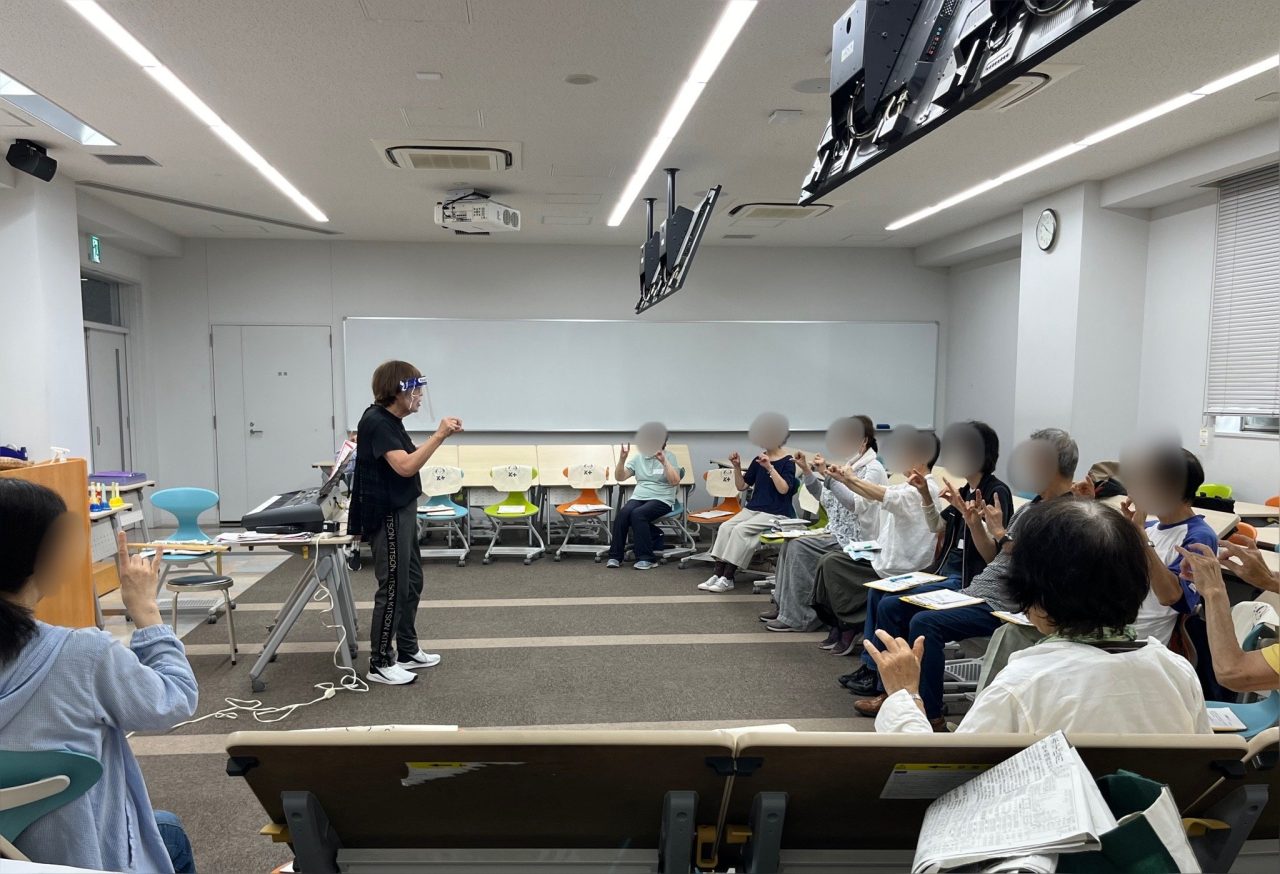 【地域交流センター】公開講座「高齢者に対する音楽療法」を学内で開催しました