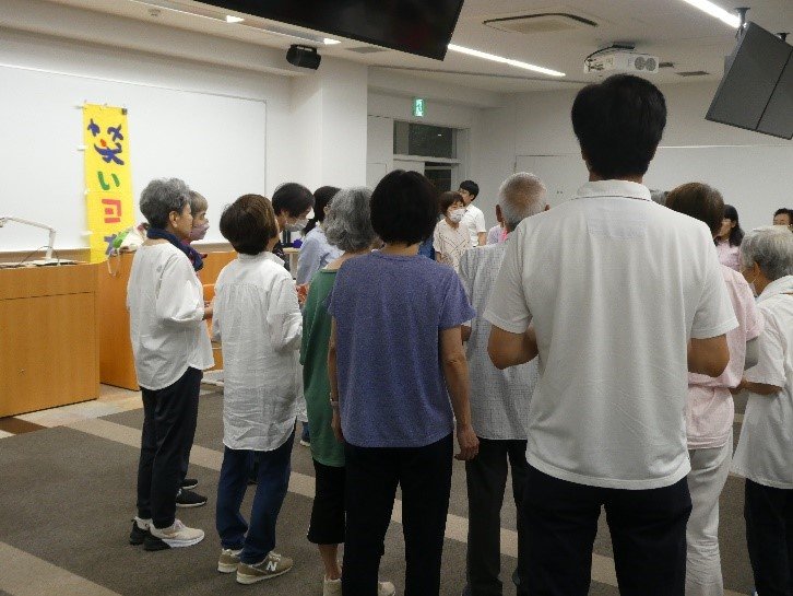 【地域交流センター】公開講座「笑いヨガ」を学内で開催しました