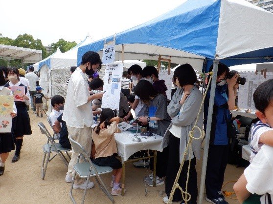 お楽しみブースでは、オリジナルの分光器キットを渡し、子供さんにはその場で作成してもらいました。
