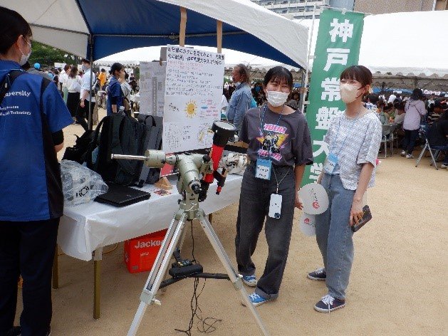 天文同好会は太陽黒点観測を行いました。あいにく最初は曇って見れませんでしたが、午後1時頃から見せられました。