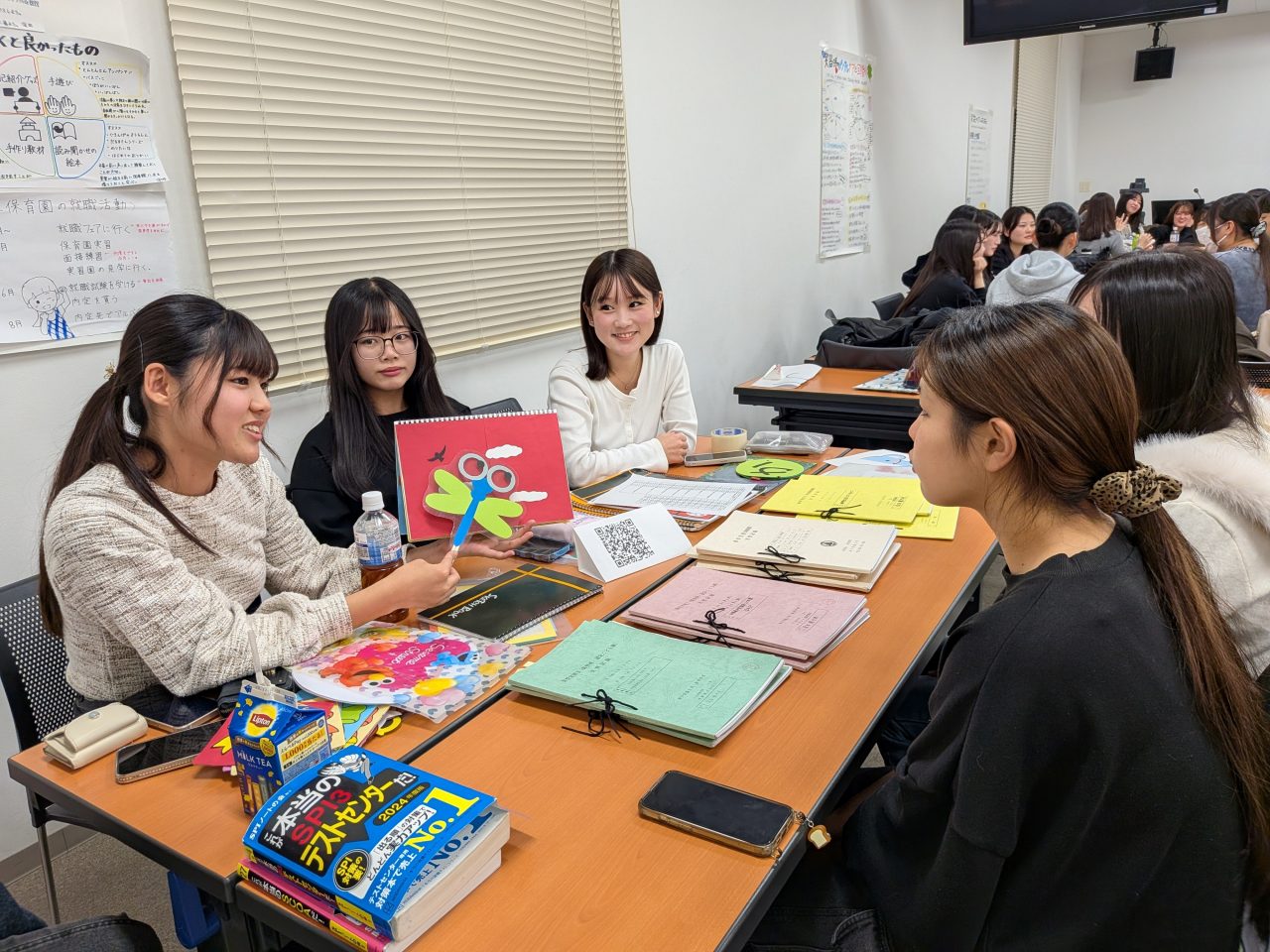 【こども教育学科】授業風景：４年生から２年生へ「実習を伝える会」を開催しました。