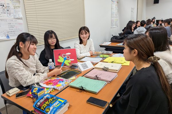 【こども教育学科】授業風景：４年生から２年生へ「実習を伝える会」を開催しました。