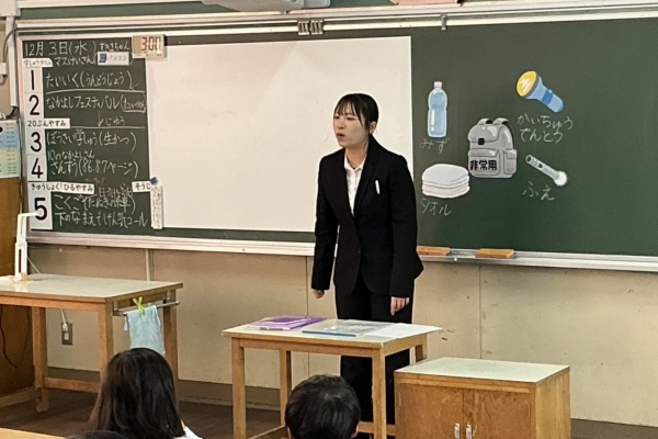 【こども教育学科】地域とつながる防災教育ーこども教育学科の学生が蓮池小学校で授業を実施ー