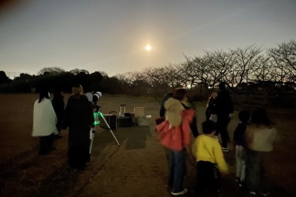 天文部が神戸常盤大学グラウンド（西区岩岡町）周辺にお住まいの方への「星空観測会」を実施しました。