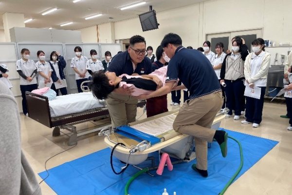 【看護学科】在宅療養を支えるケア・サービスの実際を学ぶ　～訪問入浴事業所による特別講義を実施しました～